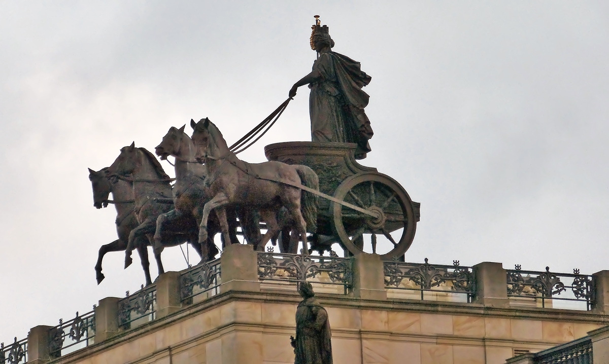 . Braunschweig - Die Quadriga. 04.01.2015 (Hans) 

Wie bereits bei dem historischen Schloss steht auf dem Portikus des wieder errichteten Residenzschlosses eine Wagenlenkergruppe, die grte Quadriga Europas, mit der Stadtgttin Brunonia als Wagenlenkerin. Die Rekonstruktion erfolgte 2007 bis 2008. Getreu nach der ersten, 1865 bei einem Schlossbrand verbrannten Gruppe, wurde sie mit Hilfe eines Gipsmodells von Bildhauer Ernst Rietschel, das in der Dresdener Skulpturensammlung Albertinum erhalten geblieben ist, gegossen.

Die Gruppe aus Siliziumbronze ist mehr als 9 Meter hoch, 7,5 Meter breit und 9,5 Meter lang und wiegt 25,8 Tonnen.
