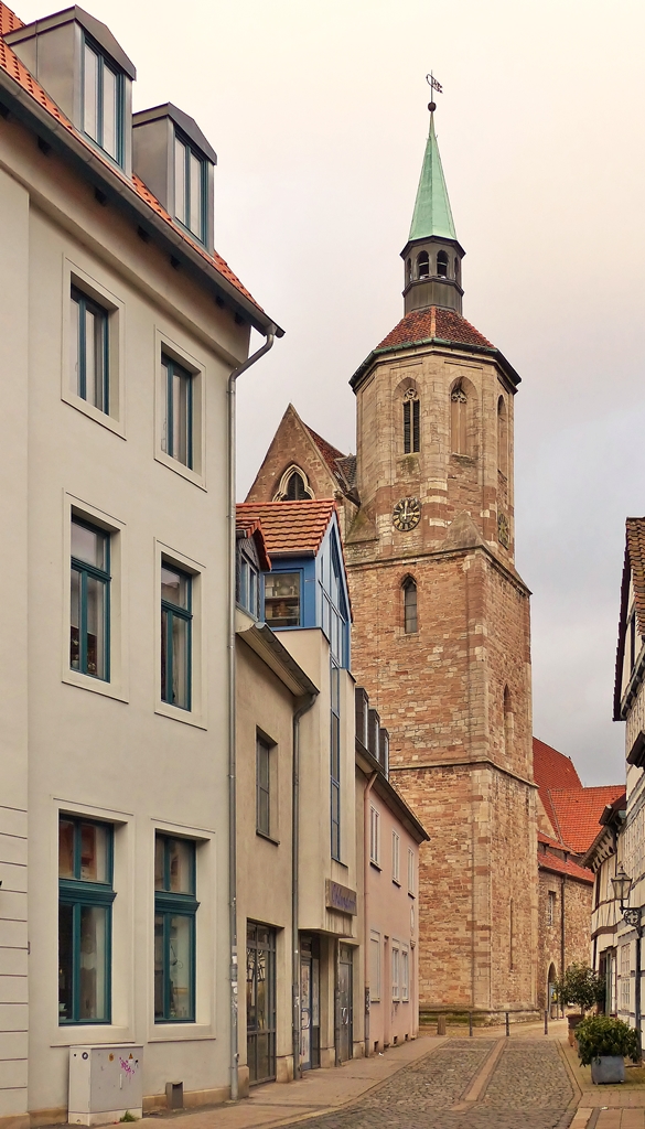 . Braunschweig - St. Magni Kirche. 03.01.2015 (Jeanny)

Ursprnglich stand hier eine kleine Kirche des alten Herrendorfes Brunswiek (spter Altewiek). In der Urkunde aus dem Jahre 1031, die von deren Weihe zu Ehren des Heiligen Magnus berichtet, wird erstmalig der Name Braunschweig (Brunesguik) erwhnt. Ab 1252 wurde mit dem Umbau zur  Hallenkirche begonnen. Eine Erneuerung des Chores erfolgt um 1447. 

Nach schwerer Beschdigung im Zweiten Weltkrieg wurde die Kirche ab 1956 in zeitgemen Formen wieder aufgebaut. Westbau und Chorhaus blieben bestehen. 

Sehenswert sind das Glasfenster von Gottfried von Stockhausen, das den Zug der Kinder Israels durch das Rote Meer zeigt und die Plastik „Der Rufer“ von Bodo Kampmann. 
