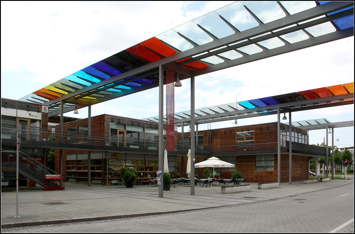 . Bunte Glasdcher -

Bunte Glasdcher verbinden die flachen Bauten des Zentrums der solarCity in Linz-Pichling. Architekten: Auer und Weber, Fertigstellung: 2004.

01.06.2014 (Matthias)