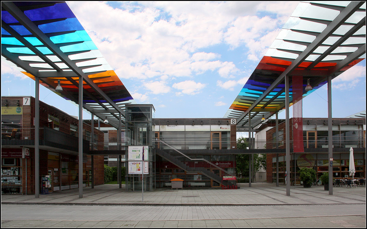 . Bunte Glasdcher -

Zentrum der solarCity in Linz-Pichling.

01.06.2014 (Matthias) 
