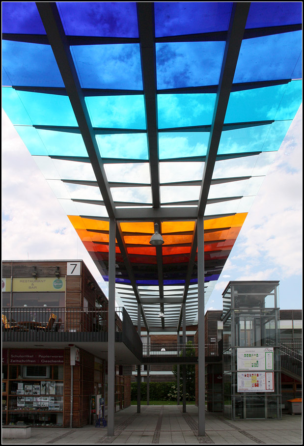 . Bunte Glasdcher -

Zentrum der solarCity in Linz-Pichling.

01.06.2014 (Matthias) 