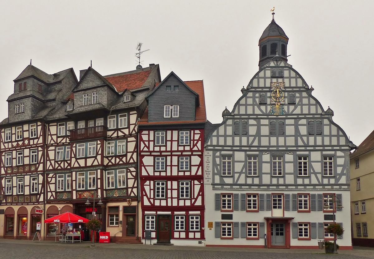 . Butzbach (Wetterau) - Das alte Ratheaus ist ein stattlicher Fachwerkbau mit Steinunterbau von 1559/60. Der groe Erker der Giebelfront und die beiden Spitzbogenportale der Erdgeschohalle wurden leider im 19. Jahrhundert beseitigt. Seit 1926 ist wieder das stattliche Fachwerk des mchtigen Gebudes freigelegt. 01.11.2014 (Jeanny)