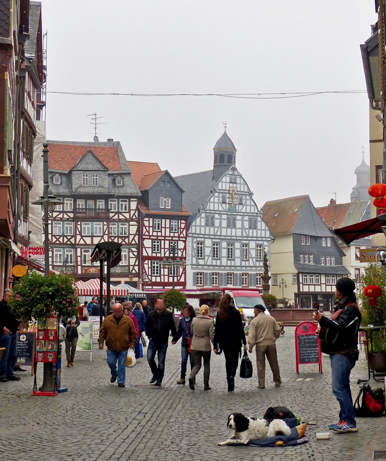 . Butzbach (Wetterau) - Der Butzbacher Marktplatz mit dem altem Rathaus von 1559/60 und zahlreichen bedeutenden Fachwerkhusern gehrt zu den schnsten und bekanntesten Pltzen in Hessen. 01.11.2014 (Jeanny)