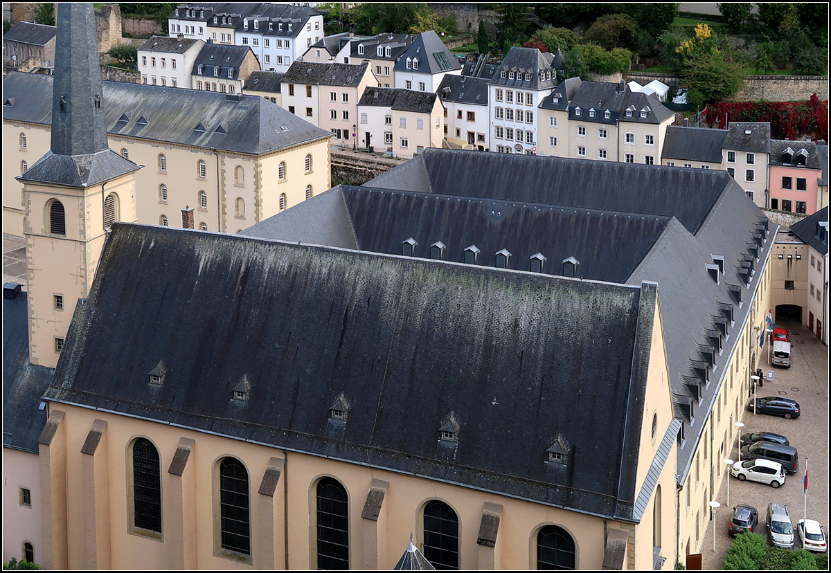 . Dachlandschaft -

Blick ber die Dcher der Abtei Neumnster und der Kirche Sankt Johann (Saint-Jean) im Luxemburger Stadtteil Grund zum historischen Bebauungs-Ensemble auf der gegenberliegenden Talseite entlang der Rue de Trves und der Rue de Rham. Die Abtei Neumnster beherbergt heute ein Kulturzentrum (CCRN).

03.10.2017 (M)