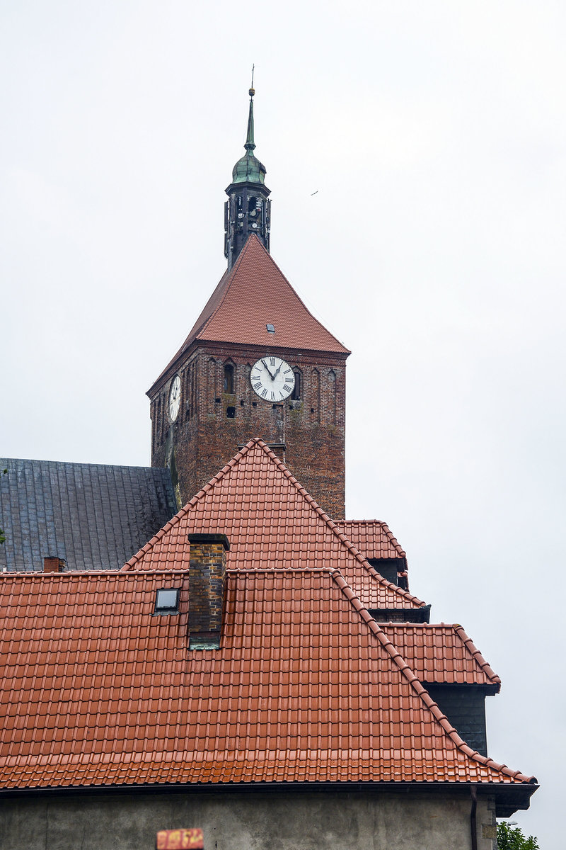  Darłowo (Rgenwalde) in Hinterpommern - Der Turm von Marienkirche hinter Ziegeldchern. Aufnahme: 22. August 2020.
