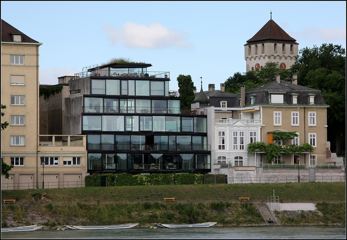 . Das eigene Bro - 

Mit sehr viel Glas zum Rhein hin: das Brogebude der Architekten Herzog & de Meuron in Basel.

22.06.2013 (Matthias)
