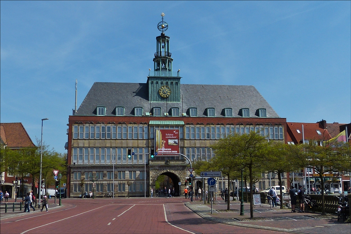 . Das Emder Rathaus ist das Rathaus der Seehafenstadt Emden in Ostfriesland. Es wurde 1574–1576 durch den Antwerpener Stadtbaumeister Laurens van Steenwinckel errichtet. Es war dem ursprnglich in Antwerpen Rathaus nachempfunden. Im Rathaus befindet sich auch das Ostfriesische Landesmuseum Emden.  06.05.2016