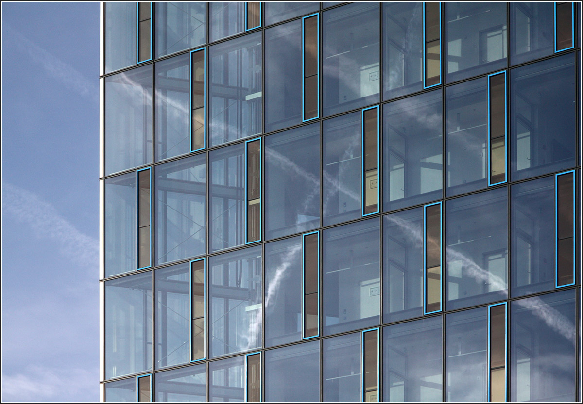 . Das Hochhaus und die Kondenstreifen -

Festo-Hochhaus in Esslingen-Zollberg. Spiegelung des Himmels in der Glasfassade.

12.12.2015 (M)