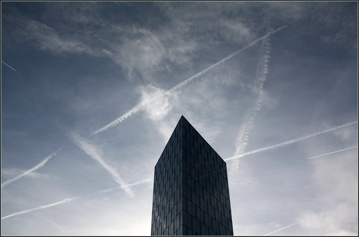 . Das Hochhaus und die Kondenstreifen -

Festo-Hochhaus in Esslingen-Zollberg. Recht dunkel im Gegenlicht.

12.12.2015 (M)