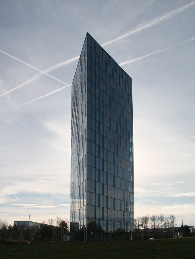 . Das Hochhaus und die Kondenstreifen -

Festo-Hochhaus in Esslingen-Zollberg. Da das Hochhaus auf rautenfrmiger Grundflche aufgebaut wurde, wirkt es mal schlank, mal breit.

12.12.2015 (M)