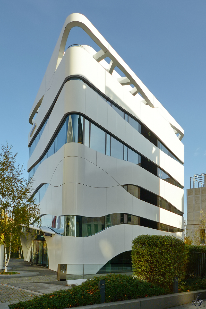  Das Ottobock Science Center fr Medizintechnik im aufflligen weien Glanz. (Berlin-Mitte, Oktober 2013)