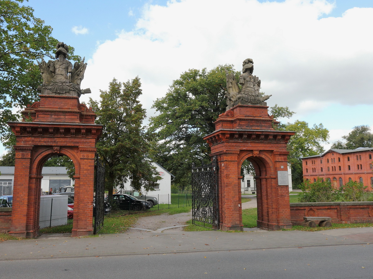  Das Portal des Landgutes A. Borsig Kontor GmbH & Co KG im  Ortsteil Gro Behnitz von Nauen am 30. September 2015.
Die Figuren sollen vom frheren Oranienburger Tor aus Berlin stammen (Quelle: Faltblatt Landgut A. Borsig Kontor GmbH & Co KG).
