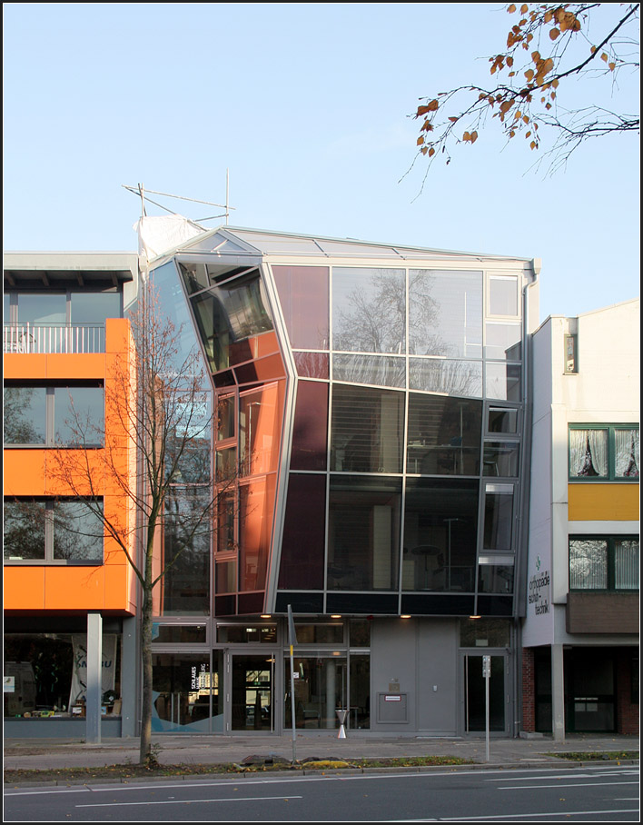 . Das 'Schlaue Haus' in Oldenburg -

Das ffentliche Gebude dient als Informations- und Wissensvermittlung zwischen Wissenschaft und Brger. Es bietet Ausstellungen, Veranstaltungen, Workshop und Vortrge an. Im Erdgeschoss befindet sich die Tourist-Information fr Oldenburg. 
Das Haus besteht aus zwei Teilen, dem progressiven Neubau zum Schlowall hin und auf der anderen Seite das lteste Haus Oldenburg am Schloplatz, das fr die neue Nutzung umgebaut wurde.

Siehe auch:
http://architektur.startbilder.de/name/galerie/kategorie/architekten~behnisch-architekten-stuttgart-muenchen-boston~2012-schlaues-haus-oldenburg.html

Architekten sind Behnisch Architekten, Fertigstellung war 2012.

November 2012 (Matthias)