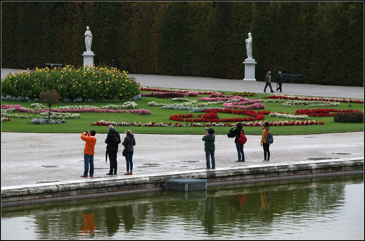 . Das Schloss vor der Linse -

Alle haben das Schloss Schnbrunn als Motiv aber fr mich wurden die Fotografen selbst zum Motiv. Am Neptunbrunnen im Schlosspark Schnbrunn, Wien.

04.10.2016 (M)