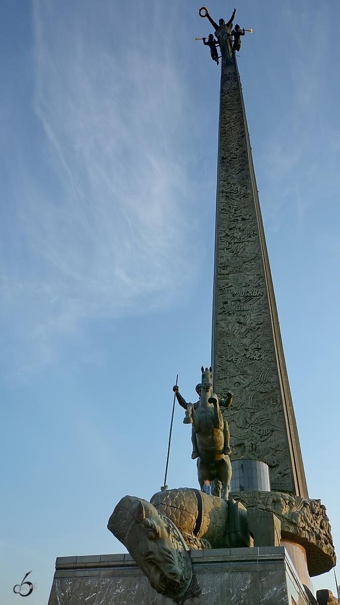  Der gigantische 142 Meter hohe Obelisk mit St.Georg, dem Drachentter und der Siegesgttin Nike an der Spitze. (Siegespark Moskau, Mai 2016)