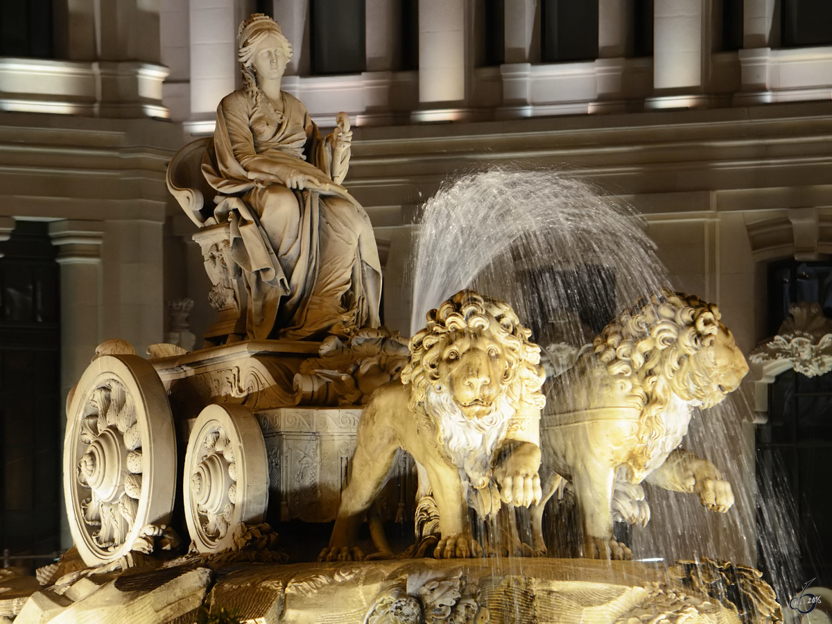  Der Kybele-Springbrunnen, gebaut 1782 und seit 1895 auf dem gleichnamigen Platz in Madrid. Der Brunnen zeigt die groe Gttermutter Kybele auf einem von Lwen gezogenen Karren.  (September 2011)