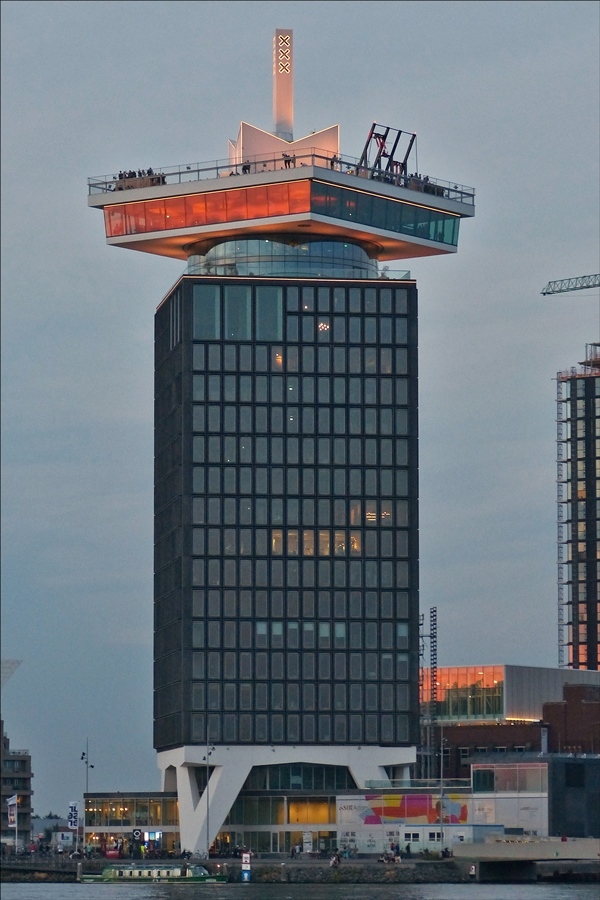 . Der mit der Spitze fast 100 Meter messende A’dam Turm am IJ Ufer in Amsterdam, wurde im Jahr 1967 gebaut und ab 1971 bis 2009 von der Firma Shell als Brogebude genutzt, nach mehrjhrigen Renovierungsarbeiten ist der Turm mit einem Restaurant in der oberen Etage und darber einer Aussichtplattform mit 2 Freiluftschaukeln seit dem 14. Mai 2016 fr jedermann zugnglich. In den Fenstern des Restaurants leuchtet noch das Rot der untergehenden Sonne. 24.09.2016


    