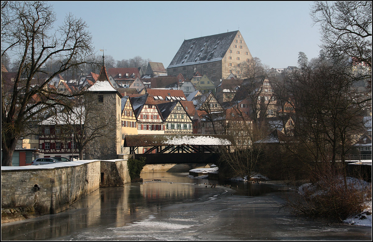 . Der Postkartenblick -

Eine schon hufig gesehene Perspektive auf Schwbisch Hall mit dem Sulfersteg ber den Kocher und dem oben thronenden Zeughaus.

22.01.2017 (M)