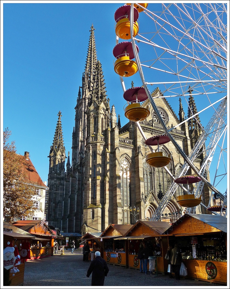 . Der Weihnachtsmarkt in Mulhouse findet auf der Place de la Runion statt vor der Kulisse der protestantischen Stephanskirche (Temple Saint-tienne). 10.12.2013 (Jeanny)