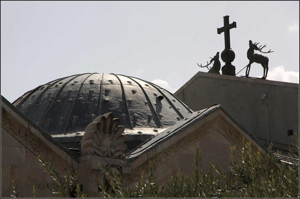 . Detailansicht der Kirche der Nationen -

Blick über eine der Kuppel auf die Rückseite des Portalgiebels mit dem Kreuz und zwei Hirschen.

Jerusalem, 19.03.2014 (Matthias)