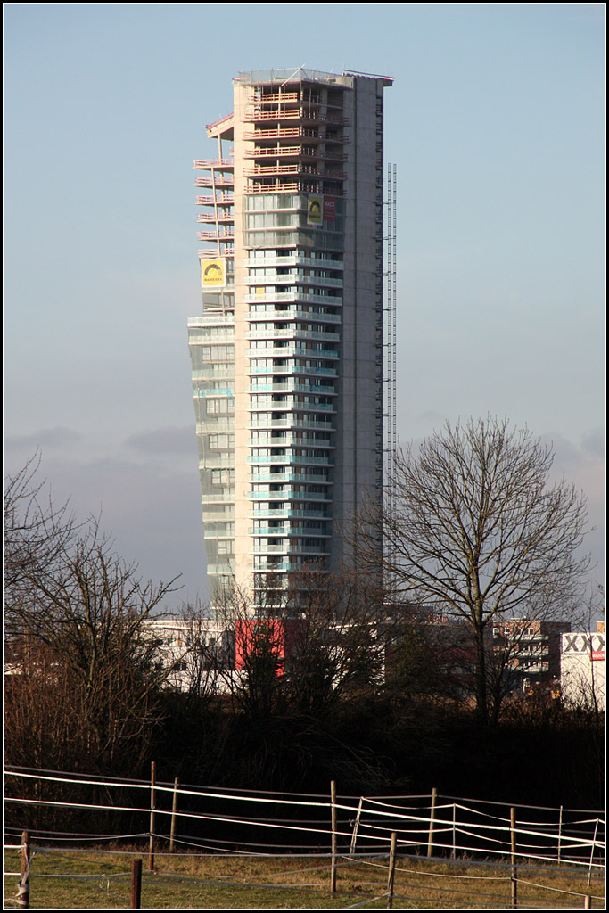 . Deutschlands hchste Bauruine -

... steht seit kurzem in Fellbach bei Stuttgart. Der 107 Meter hohe Wohnturm sollte Deutschlands dritthchstes Wohngebude werden, doch kurz nach dem Richtfest ging der Bauherr pleite. Die Luxuswohnungen in den oberen Stockwerken lieen sich doch nicht so gut verkaufen, wie gedacht. Vorher stand auf dem selben Grundstck jahrelang die Bauruine eines Hotels. Nach der Bauruine horizontal, jetzt die Bauruine vertikal. Der Turm ist von weither zu sehen. Von oben htte man eine gigantische Aussicht ber den Nordosten von Stuttgart und tief ins Remstal.

15.12.2016 (M)