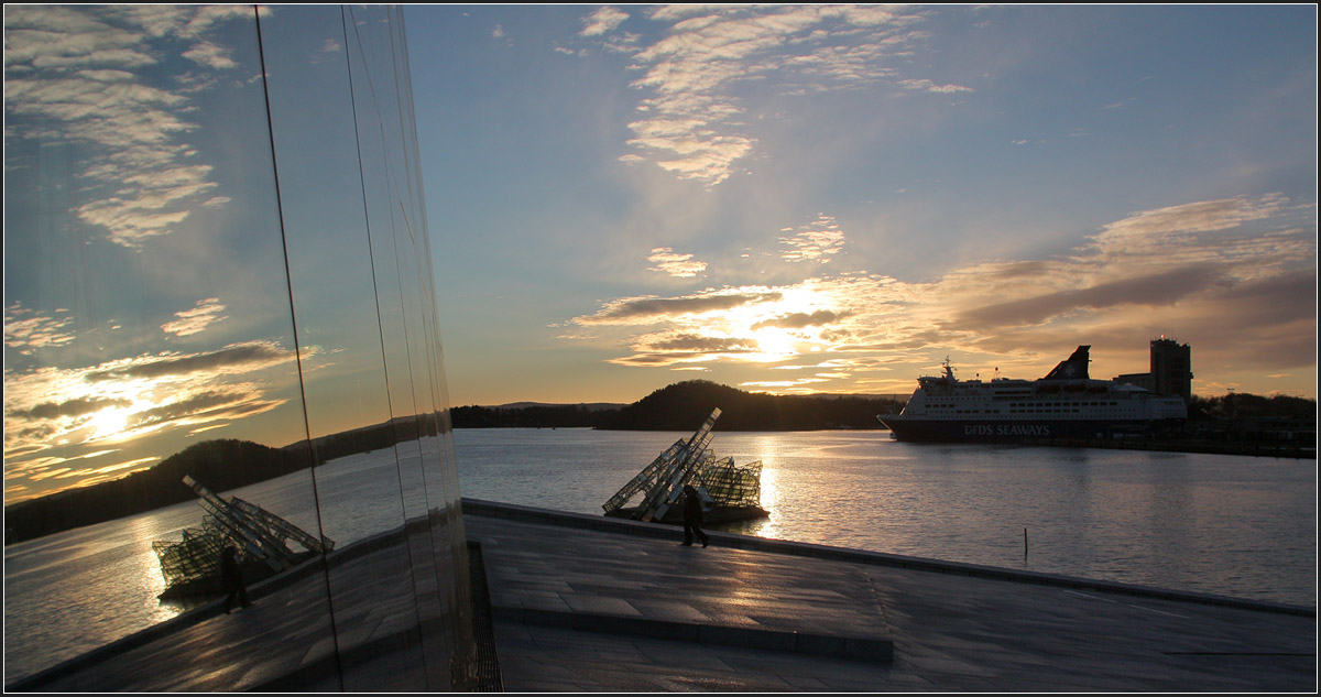 . Dezembernachmittag auf der Oper - 

Blick vom Dach der Osloer Oper auf das Hafenbecken der Bjrvika und der Insel Hovedya im Hintergrund.

29.12.2013 (Matthias)