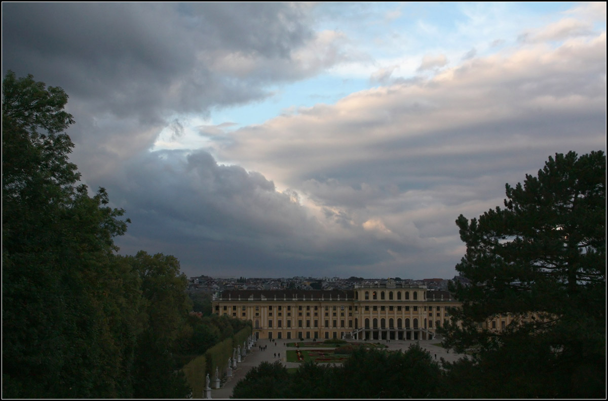 . Die Ẃolken brechen auf -

Blick auf das Schloss Schnbrunn in Wien-Hietzing.

04.10.2016 (M)

