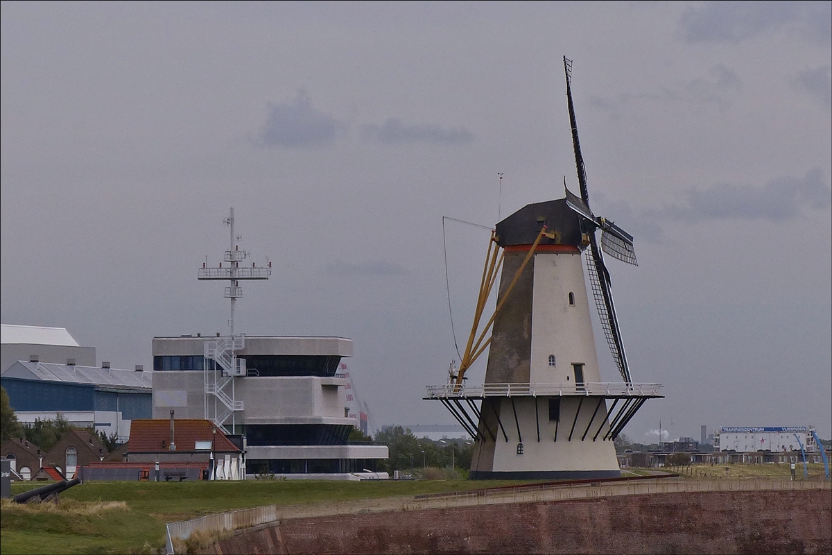 . Die „Oranjemolen“ wird heute noch gelegentlich als Getreidemhle gebraucht, steht nahe an der Mndung der Westerschelde in Vlissingen, sie wurde schon im Jahre 1699 schriftlich erwhnt. Zuletzt wurde sie im Jahr 2002 renoviert. Aufgenommen whrend einer Stadtrundfahrt am 26.09.2016.  (Jeanny)