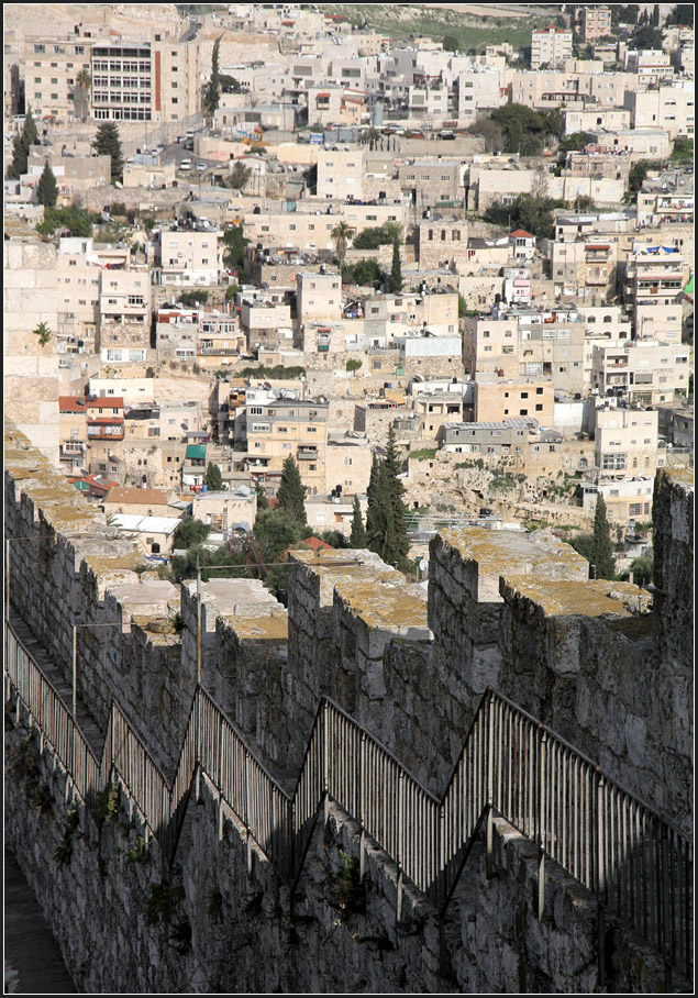 . Die alte Mauer -

Blick ber die Stadtmauer in ein palstinensisches Wohngebiet im Kidrontal in Ostjerusalem.

24.03.2014 (Matthias) 