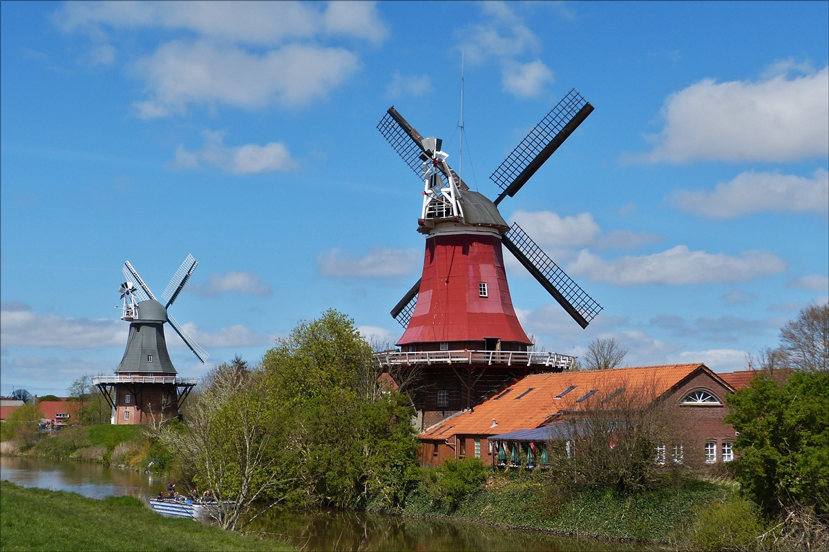 . Die beiden Windmhlen von Greetsiel einmal aus einer anderen Perspektive.  01.05.2016  (Hans)