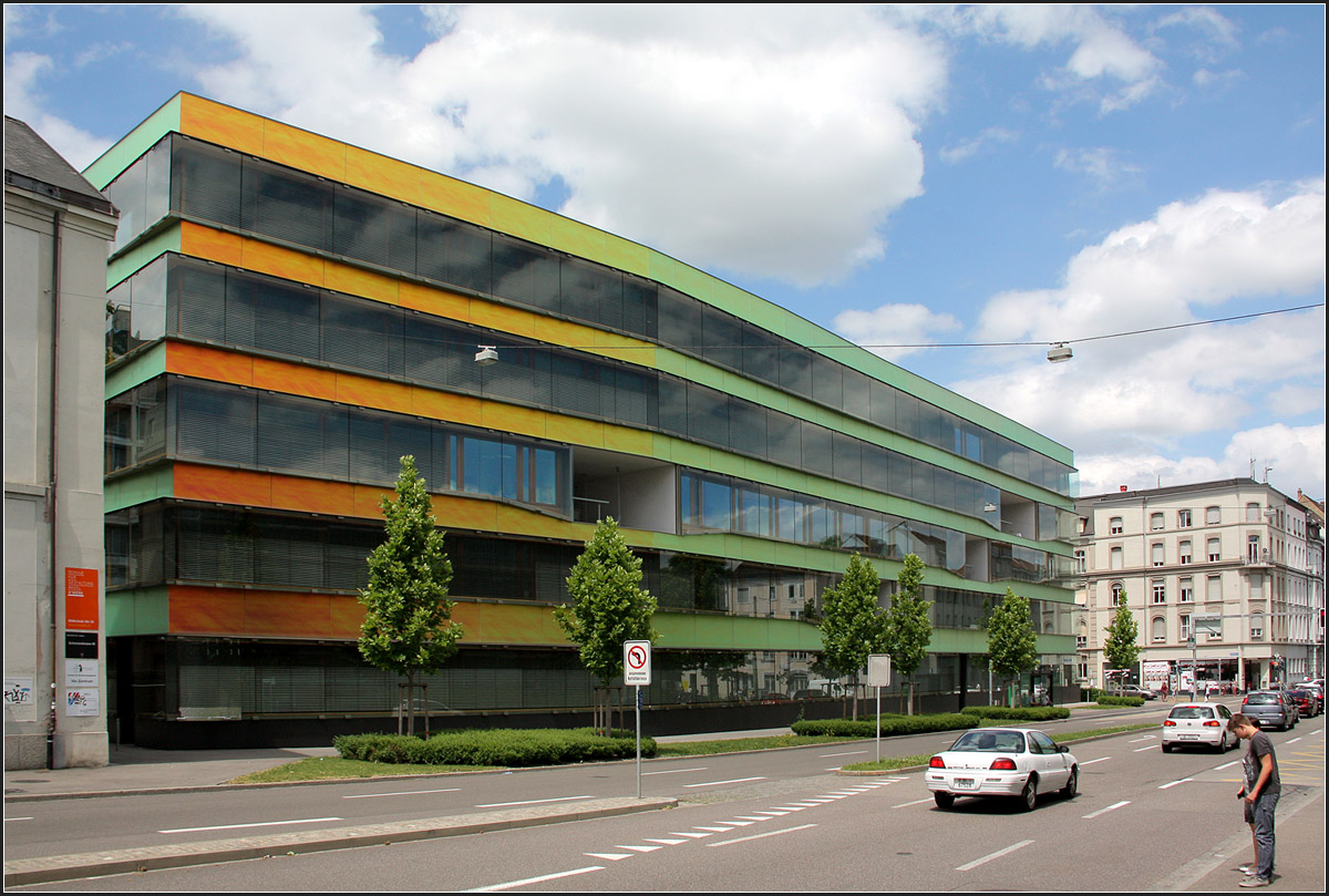 . Die Fassadenfarbe wechselt -

Je nach Blickrichtung erscheint die Fassade des Universitts-Kinderspital in Basel  Grn bis Orange. Architekten: Stump & Schibli Architekten (Basel), Fertigstellung 2010. 

http://architektur.startbilder.de/name/galerie/kategorie/architekten~verschiedene~2010-universitaets-kinderspital-basel.html

22.06.2013 (Matthias)