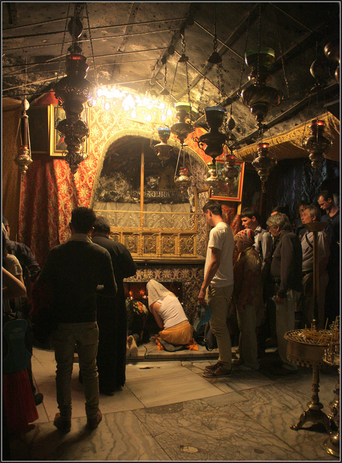 . Die Geburtsgrotte -

Die Geburtsgrotte unter dem Altarbereich der Geburtskirche in Bethlehem. Hier soll sich der Stall befunden haben, in dem Jesus zur Welt gekommen ist.

27.03.2014 (Matthias)