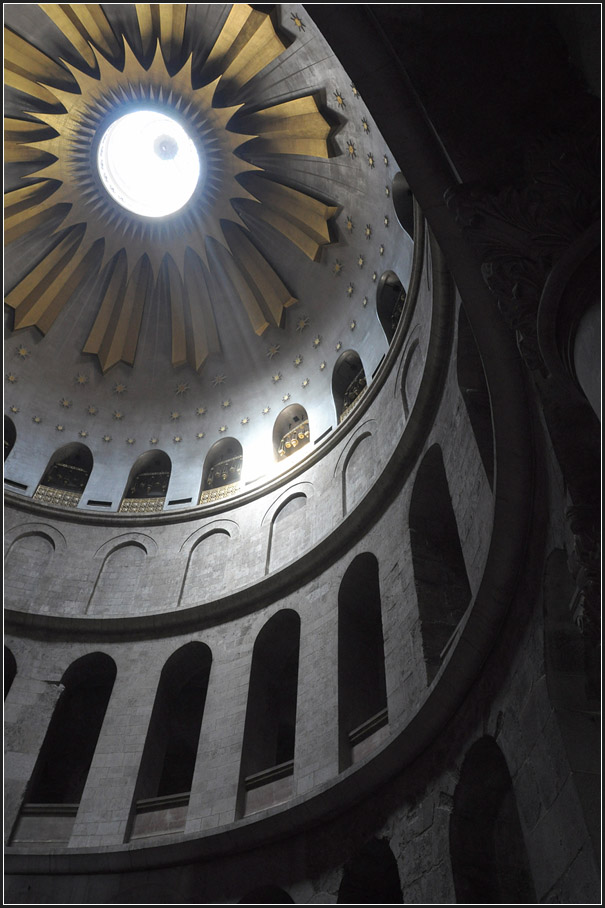 . Die Grabeskirche in Jerusalem - 

Die größere der beiden Kuppeln überdeckt die Rotunde mit dem Schrein des heiligen Grabes.

21.03.2014 (Jonas)