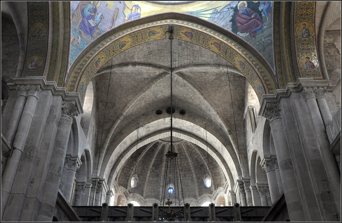 . Die Grabeskirche in Jerusalem - 

Hier blickt man von der Rotunde zum Chor der griechisch-orthodoxen Kirche.

21.03.2013 (Matthias)