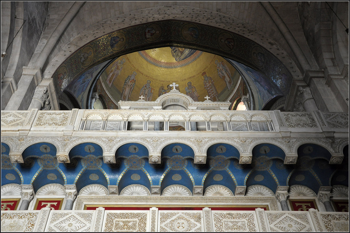 . Die Grabeskirche in Jerusalem - 

Blick unter die Kuppel des Katholikons.

21.04.2014 (Matthias)