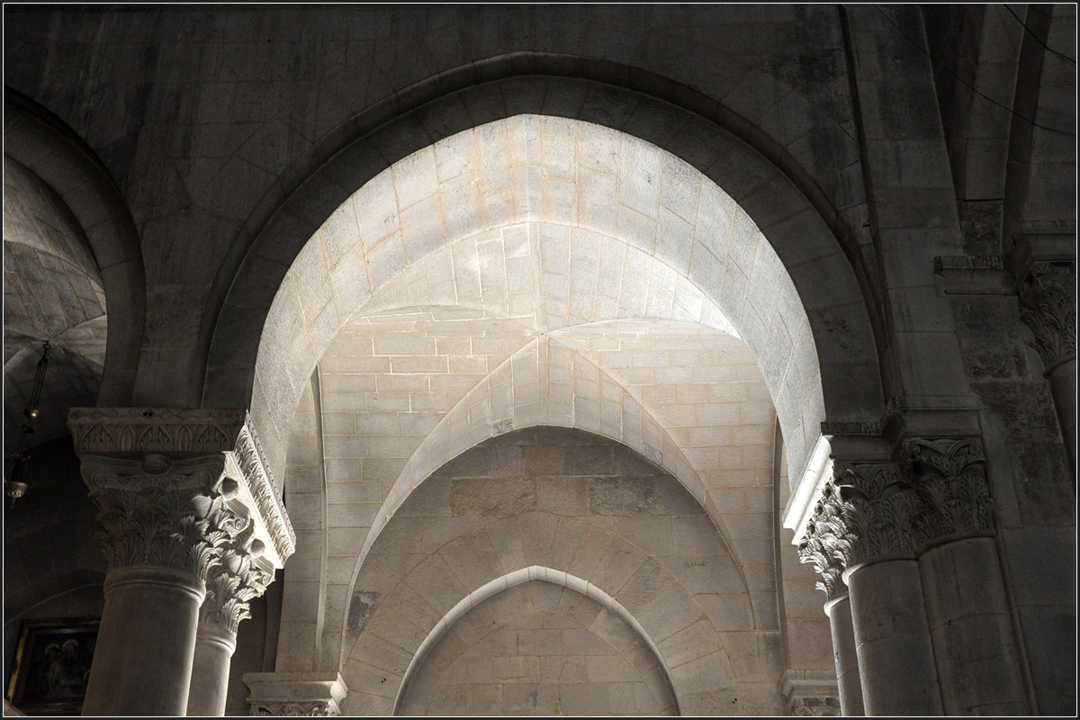 . Die Grabeskirche in Jerusalem - 

Spitzbgen und Kreuzgewlbe in den Seitenschiffen.

21.03.2014 (Jonas)