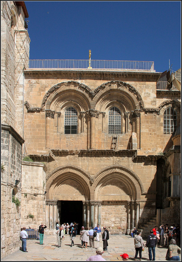 . Die Grabeskirche in Jerusalem - 

Der Hof mit dem Haupteingang.

21.03.2014 (Matthias)