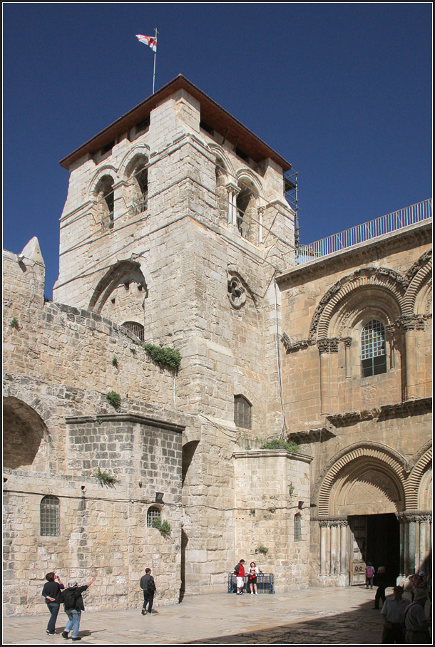 . Die Grabeskirche in Jerusalem -

Blick vom Eingangshof zum Turm. 

21.03.2014 (Matthias)