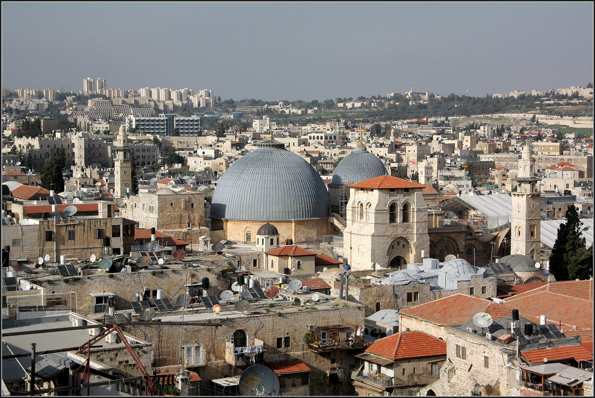 . Die Grabeskirche in Jerusalem -

Blick von einem Turm der Zitadelle auf die beiden Kuppeln der Grabeskirche und das Umfeld. Unter der greren Kuppel links befindet sich die Rotunde mit dem Grab, die Kuppel rechts liegt ber der griechisch-orthodoxen Kirche.

26.03.2014 (Matthias)