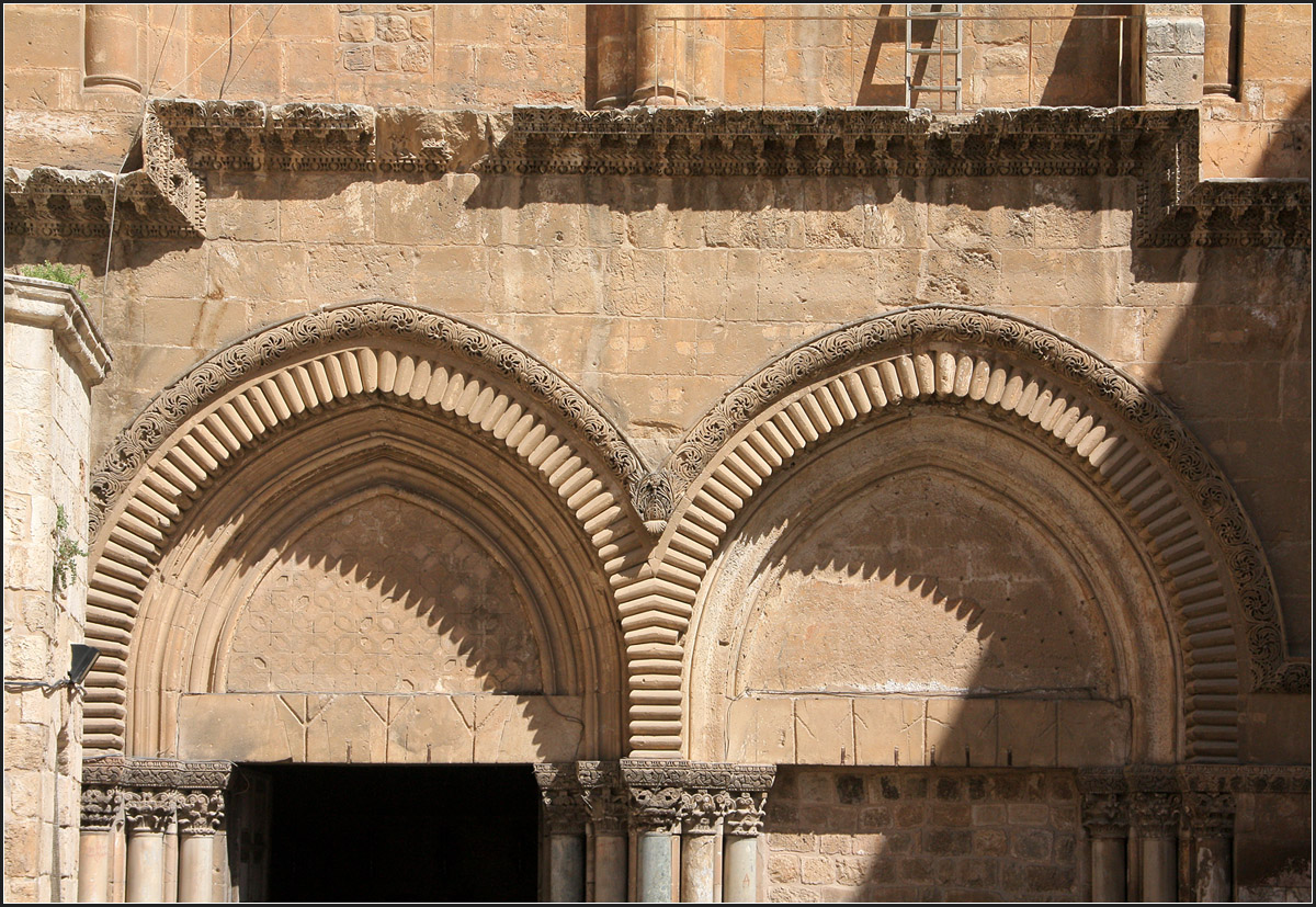 . Die Grabeskirche in Jerusalem -

Schattenspiel in den Portalbgen ber dem Eingang. Das rechte Tor wurde irgendwann mal zugemauert.

26.03.2014 (Matthias)