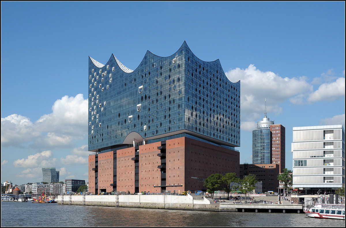 . Die Hamburger Elbphilharmonie -

Ansicht von Sdosten.

27.09.2016 (J)