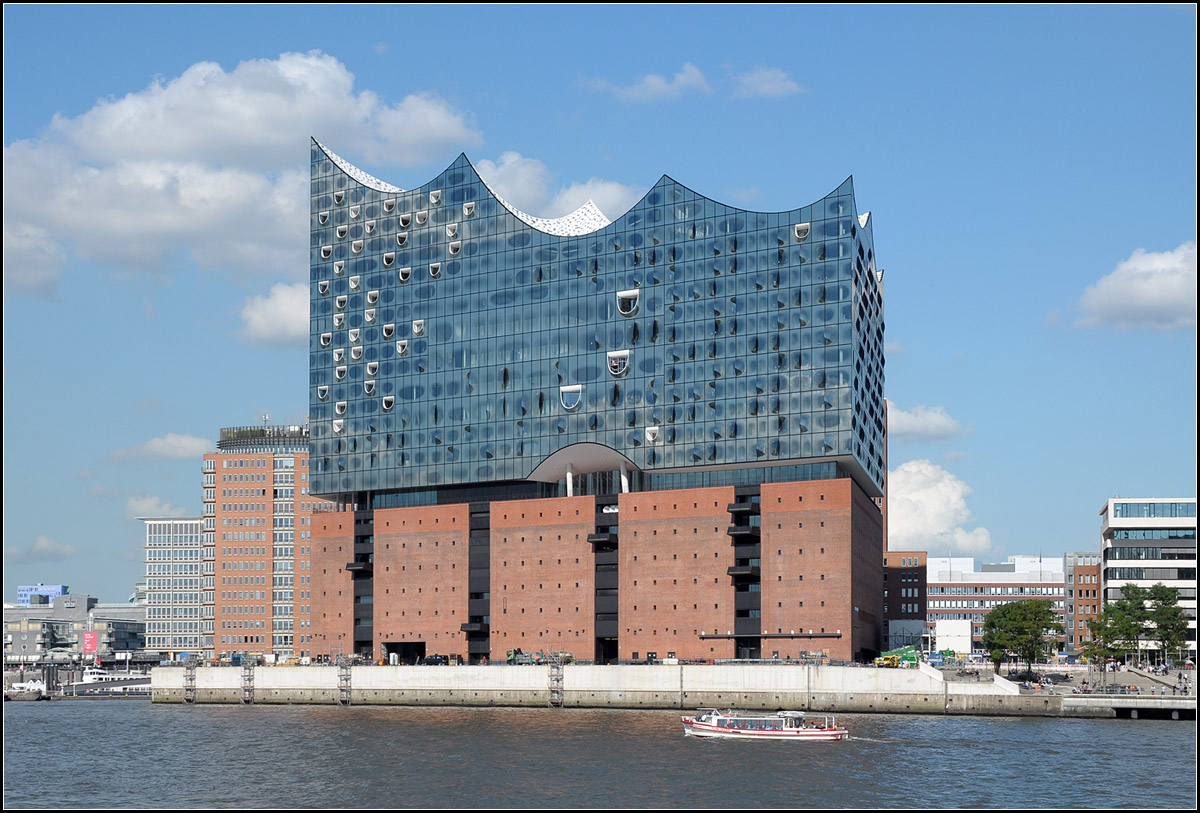 . Die Hamburger Elbphilharmonie -

Ansicht von Sden. Zwischen der alten Backsteinfassade des Kaispeichers und dem glsernen Aufbaus befindet sich die ffentliche Plaza mit der umlaufenden Terrasse.

27.09.2016 (J)