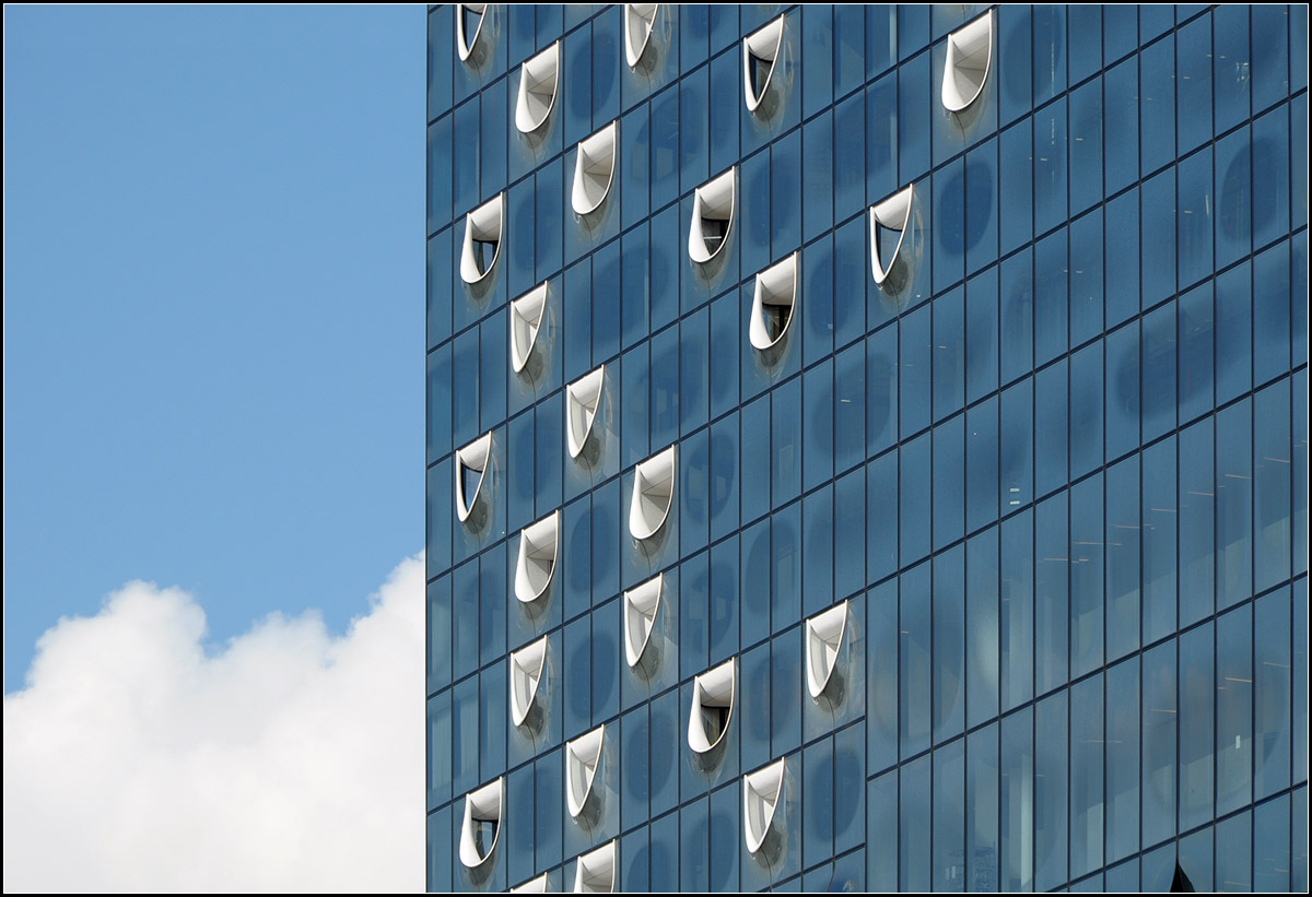 . Die Hamburger Elbphilharmonie -

Der westliche Bauteil des Bauwerkes nimmt Luxuswohnungen auf, erkennbar an den in die Fassade eingelassenen Balkone.

27.09.2016 (J)