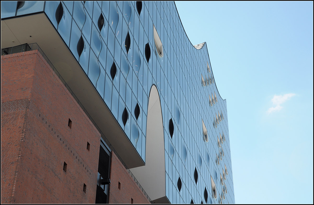 . Die Hamburger Elbphilharmonie -

Detailansicht der Nordfassade.

27.09.2016 (J)