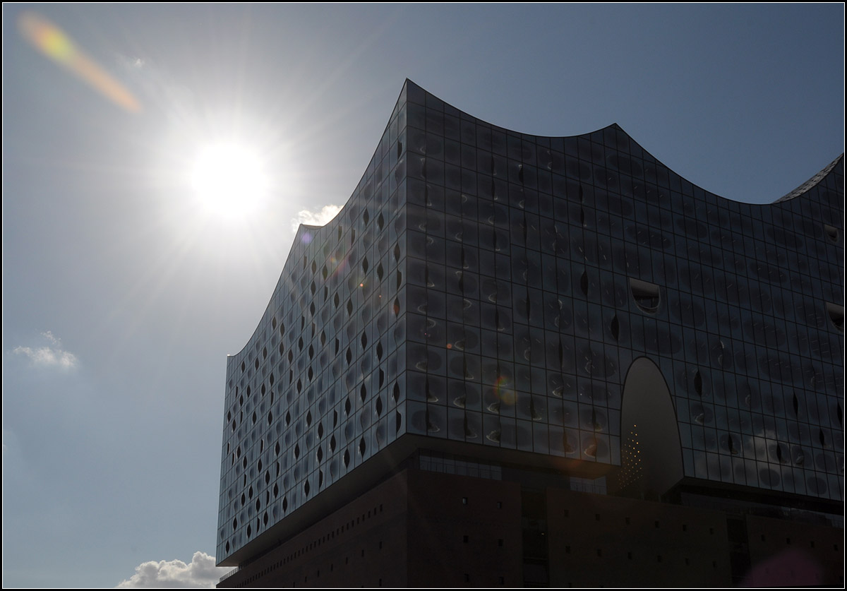 . Die Hamburger Elbphilharmonie -

Er herrschte nicht immer eitel Sonnenschein ber der Planung und dem Bau der Elbphilharmonie. Vor allem die Kosten liefen sehr aus dem Ruder. Nun wird der Bau allerdings sehr bestaunt und bewundert, vielleicht ein Jahrhundertbauwerk, nach dem Mnchner Olympiagelnde im vorhergehenden Jahrhundert. Auch damals wurde alles viel teuer als ursprnglich gedacht. Ansicht von Nordosten.

27.09.2016 (J)