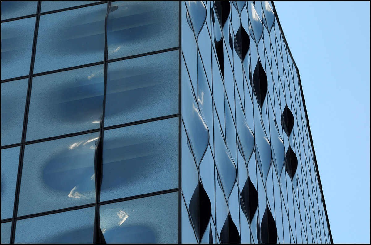 . Die Hamburger Elbphilharmonie -

Zwischen den geraden und gewlbten Scheiben finden sich die ffnungsflgel.

27.09.2016 (J)