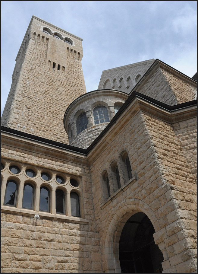 . Die Himmelfahrtkirche in Jerusalem -

Die Himmelfahrtkirche auf dem lberg wurde von der 'Kaiserin-Auguste-Viktoria-Stiftung' errichtet und 1910 eingeweiht. 1927 wurde das Gebude durch ein Erdbeben stark beschdigt. Erst 1991 waren die Schden behoben.
Das Kirchengebude ist Teil des Auguste-Viktoria-Hospital-Komplexes.

24.03.2014 (Matthias)