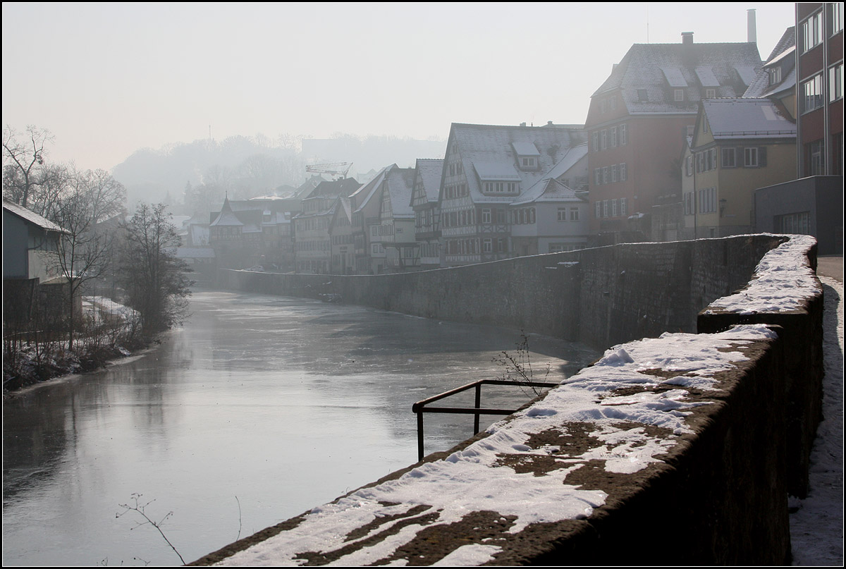 . Die Mauer an der Mauerstrae -

Gegenlichtaufnahme der westlichen Kocherbebauung in Schwbisch Hall.

22.01.2017 (M)