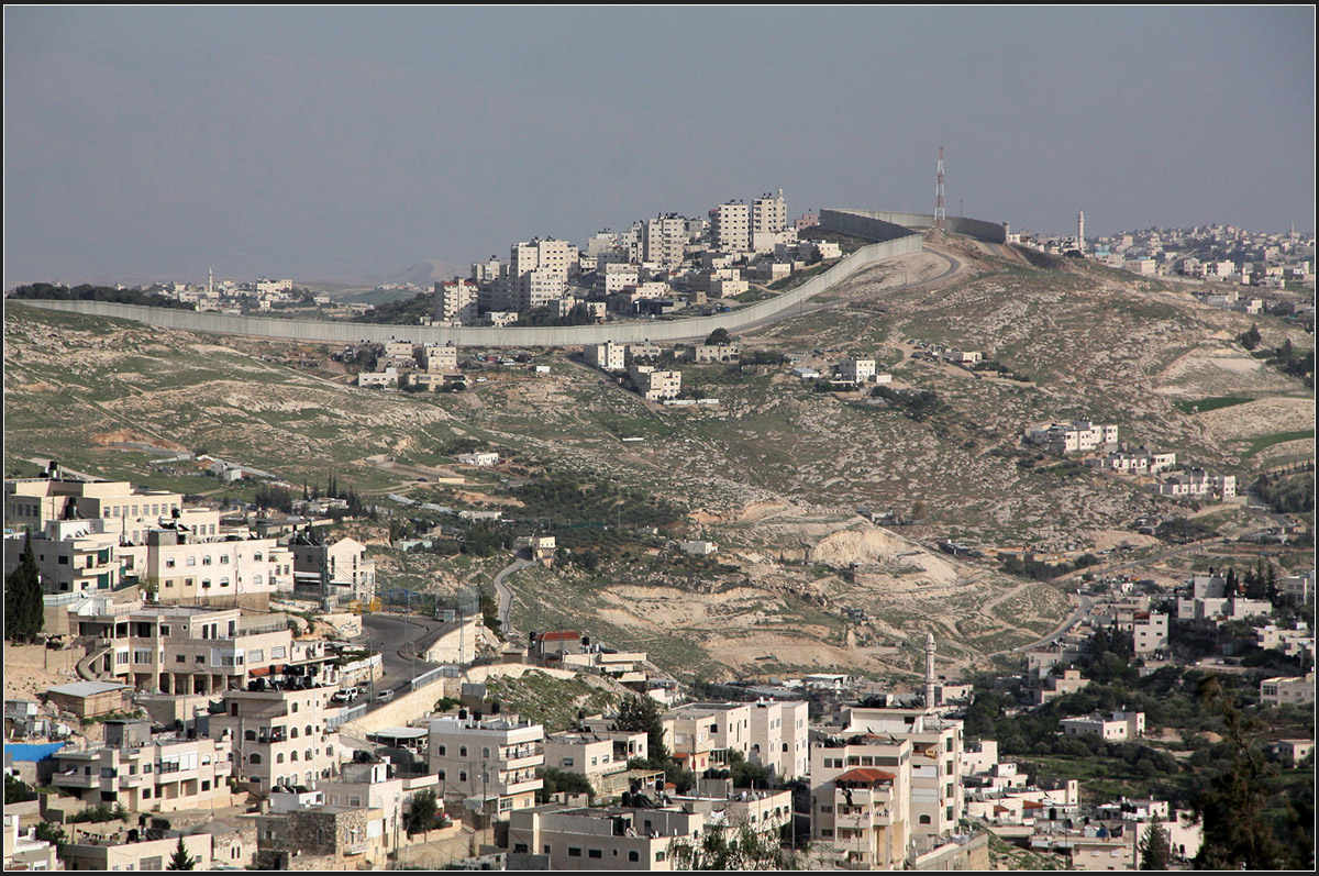 . Die neue Mauer -

Die Mauer oben auf dem Hgel ber dem Kidrontal trennt den Ostteil von Jerusalem vom Westjordanland.

24.03.2014 (Matthias)