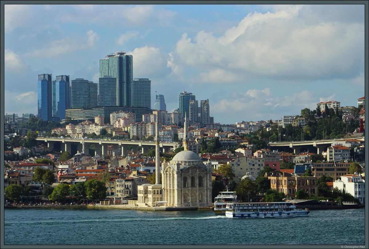  Die Ortaky-Moschee, direkt am Bosporus gelegen, vor der Kulisse des Stadtteils Beşiktaş. (09.09.2019)